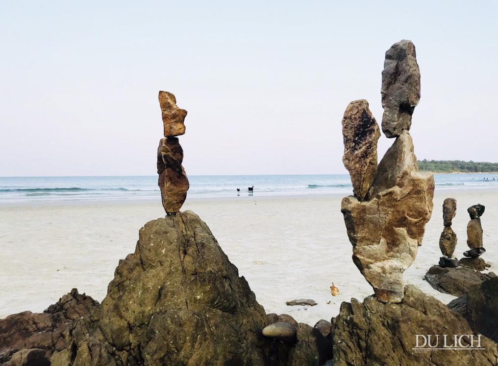 Những tượng đá “tình cờ” trên bãi biển Minh Châu